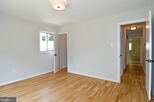 2879 Glenora Ln, Rockville MD 20850-3055 exterior