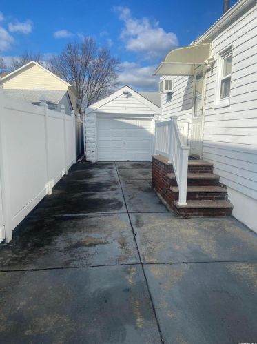 3 Everett St, Valley Stream, NY 11580-2220