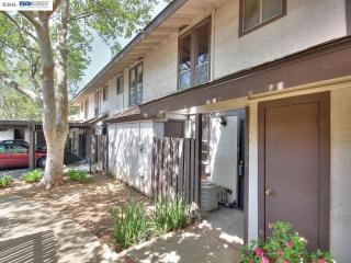 5510 Roundtree Dr, Concord CA  94521-3994 exterior