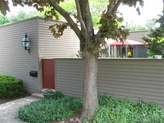 37 Charlton Hill Rd, New Haven, CT 06518-2550