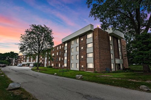 841 York St, Elmhurst IL 60126-4456 exterior