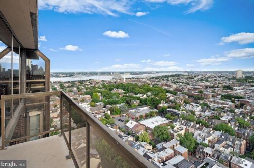 241 6th St, Philadelphia PA  19106-3723 exterior