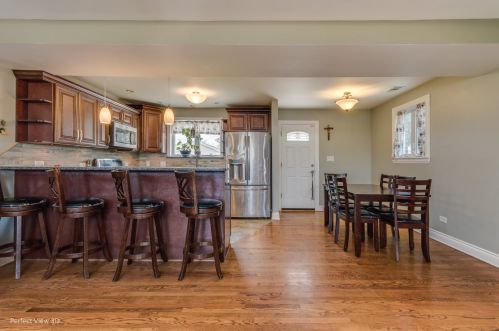 8020 Kilbourn Ave, Chicago IL 60646-5020 exterior