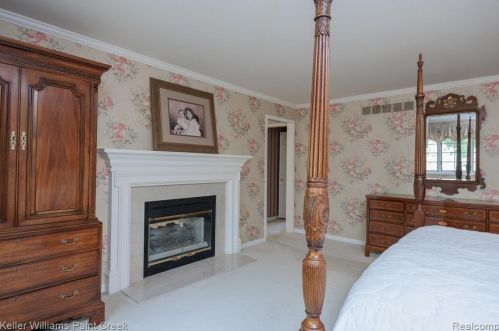 5394 Abbey Rd, Rochester MI 48307-2400 exterior