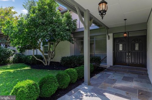 1515 Highwood Dr, Mc Lean VA  22101-5800 exterior