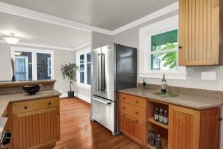 1818 8th Ave, Seattle WA  98119-2944 exterior