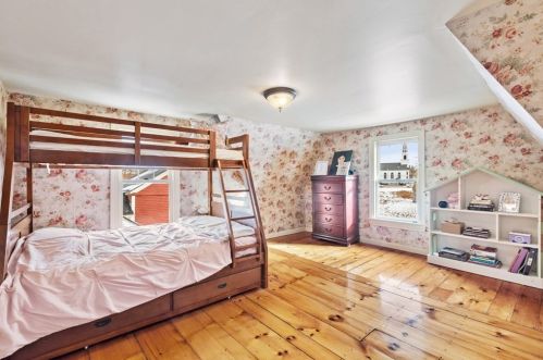 10 Singletary Ave, Sutton MA 01590-1842 exterior