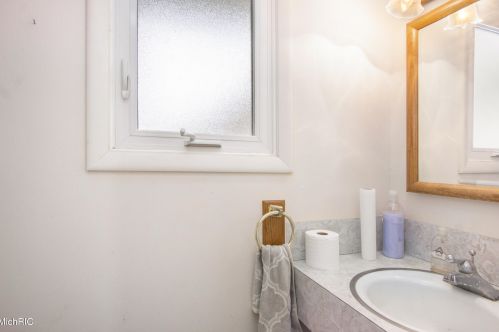 8696 Mdw Ln, Berrien Springs MI 49103-1426 exterior