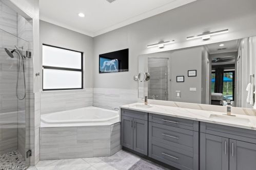 481 7 St, Naples FL 34102-6017 exterior