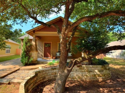 2333 Amur Dr, Austin TX  78745-2065 exterior
