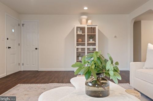 564 Lampeter Rd, Lancaster PA  17602-4010 exterior