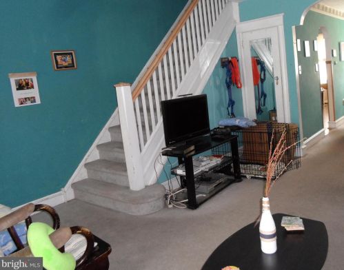 6147 Erdrick St, Philadelphia PA 19135-3516 exterior