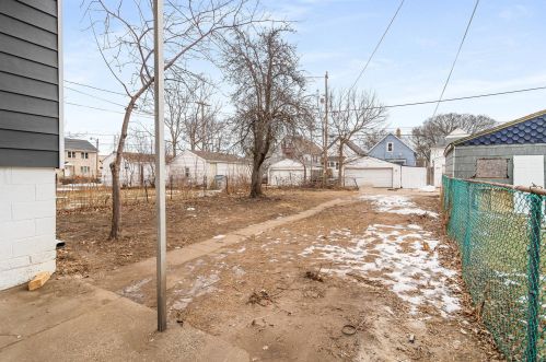 2812 8th St, Milwaukee WI 53215-3933 exterior