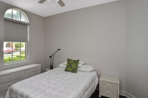 6044 Dogleg Dr, Naples FL 34113-1688 exterior