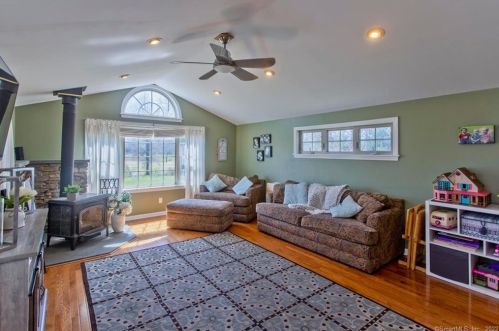 82 Mullen Rd, Enfield CT 06082-6033 exterior