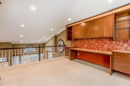 206 Windwatch Dr, Hauppauge NY 11788-3349 exterior