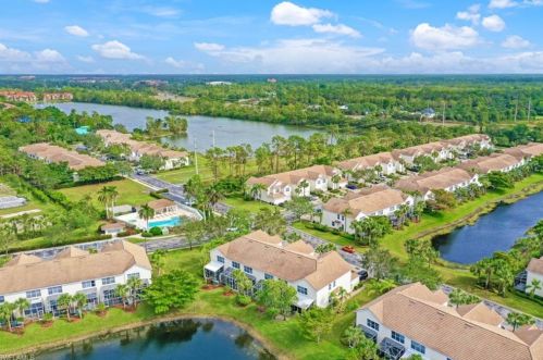 1084 Hampton Cir, Naples FL 34105-4823 exterior