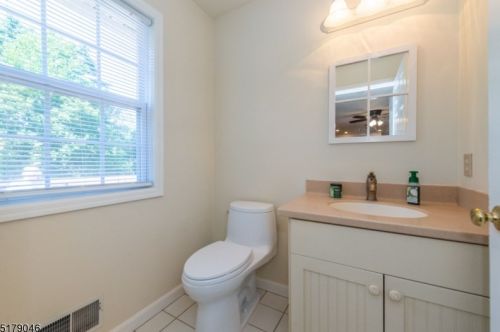 5 Cliffside Way, Andover NJ  07821-5042 exterior