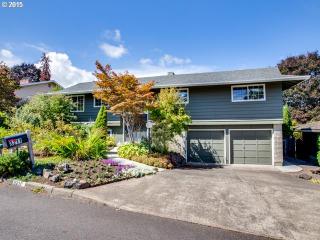 3211 Ridge Dr, Portland, OR 97219-6211