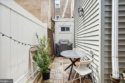 240 Fairmount Ave, Philadelphia PA  19123-2928 exterior