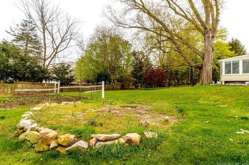 36 Park Avenue Ext, Uncasville CT 06382-1817 exterior