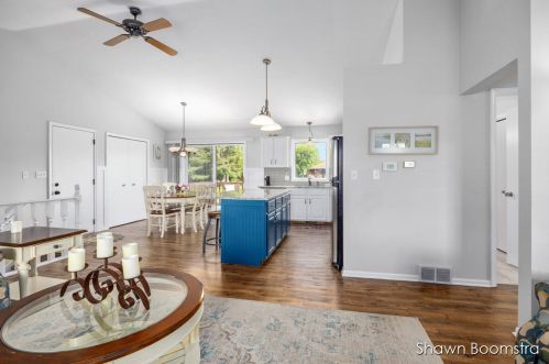 7497 Sunview Dr, Grand Rapids MI 49548-7382 exterior