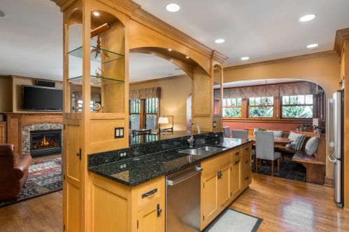 5925 Lk Dr, Milwaukee WI 53217-4629 exterior