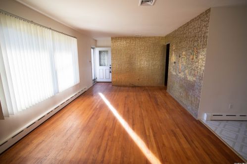 85 Montgomery Ave, Babylon, NY 11704-4814