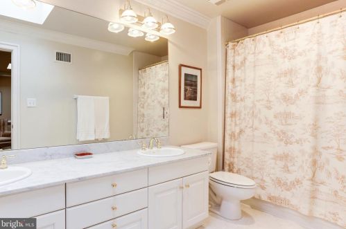 11 Wilkes St, Alexandria VA 22314-3856 exterior