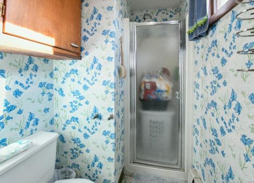 9 Hamilton Ct, Enfield CT 06082-3910 exterior