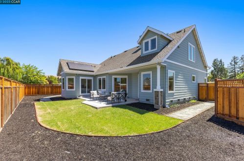 1711 Berrywood Dr, Concord CA 94521-2142 exterior