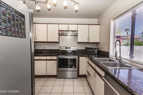 5142 Blackbird Dr, Tucson, AZ 85742-5110