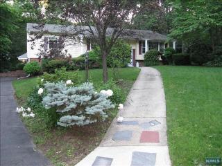 15 Arrowhead Dr, Upper Saddle River NJ  07458-1301 exterior