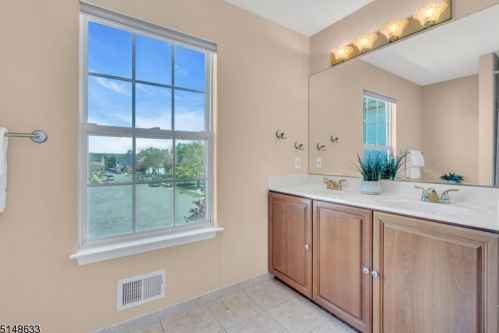 33 Heinrick Way, Bridgewater NJ 08807-5660 exterior