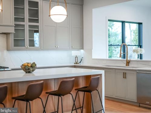 1422 Mayflower Dr, Mc Lean VA 22101-5615 exterior