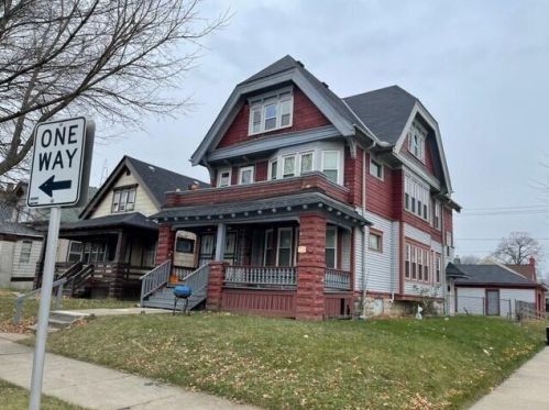 2575 45th St, Milwaukee, WI 53210-2915