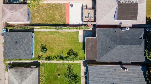 9132 Saginaw Ave, Chicago IL  60617-4150 exterior