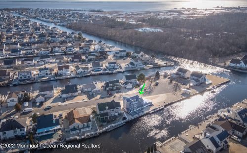 92 Ocean Gate Ave, Berkeley Township, NJ 08721-1421