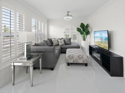 9980 Vanderbilt Dr, Naples FL 34108-2170 exterior