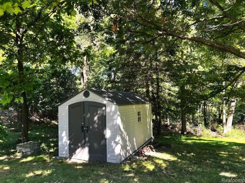 5204 Park Lake Rd, East Lansing MI 48823-3800 exterior