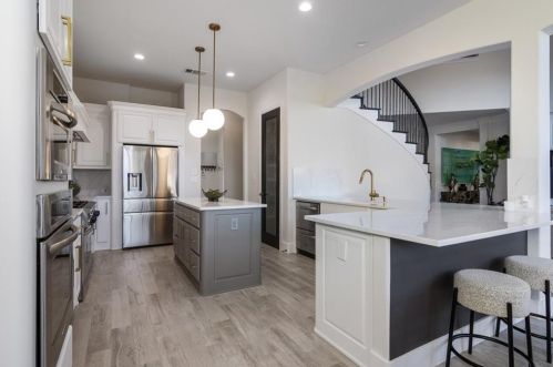 217 Emerald Rdg Dr, Austin TX 78732-1234 exterior