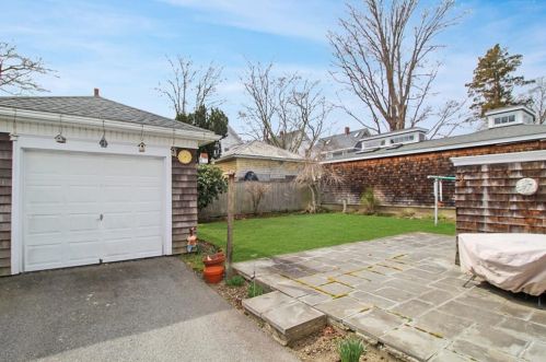 135 Gibbs Ave, Middletown RI 02840-2258 exterior