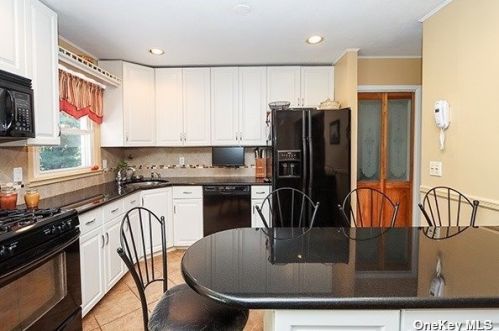 12 Evans Ct, Huntington Station NY exterior