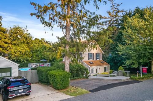 12 Cedarwood Dr, Huntington Station NY 11746-1305 exterior