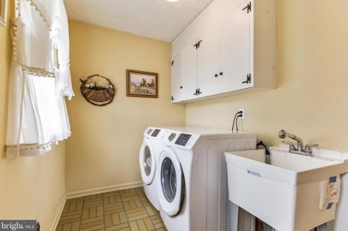 271 Lamplighter Ln, Huntingdon Valley PA 19006-3033 exterior