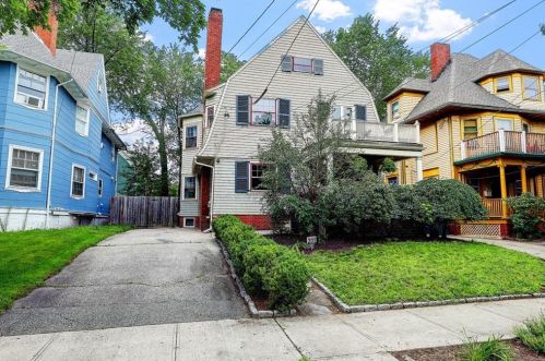 207 Lexington Ave, Providence, RI 02907-1707