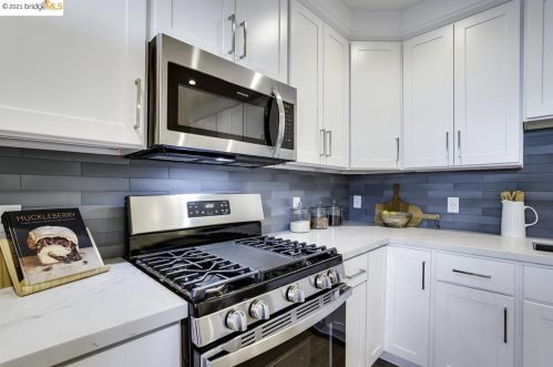 2043 Emerson St, Berkeley CA 94705-1813 exterior