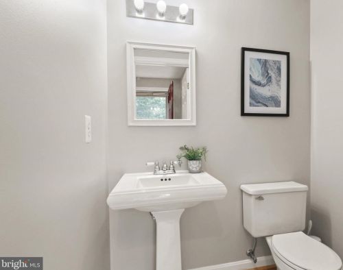 6023 Chicory Pl, Alexandria VA 22310-1795 exterior