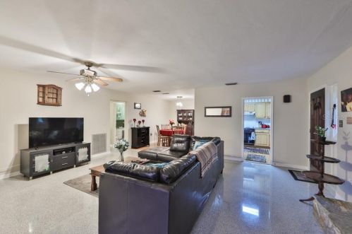 407 Bon Aire Ave, Tampa FL 33617-6322 exterior