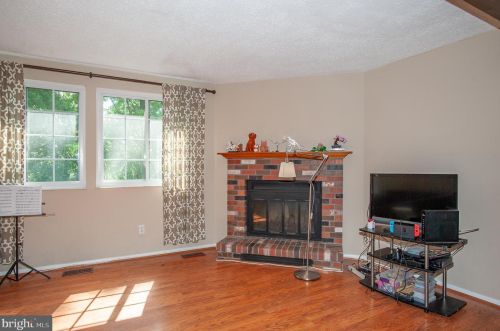 6839 Heatherway Ct, Alexandria VA 22315-3942 exterior